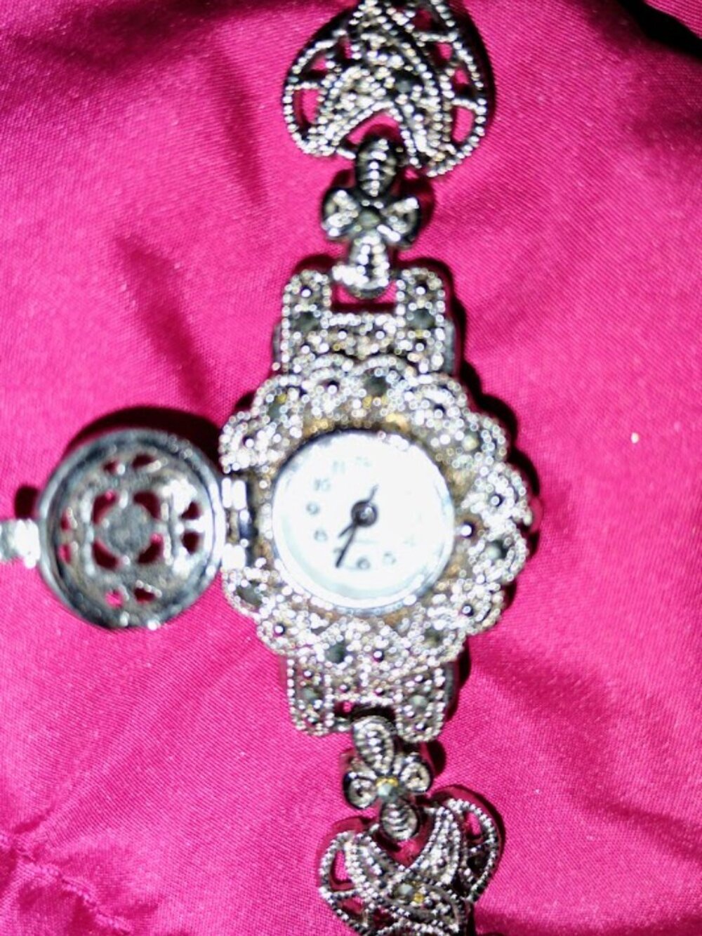Vintage Accutime Openwork Filigree Heart Link Bracelet Watch